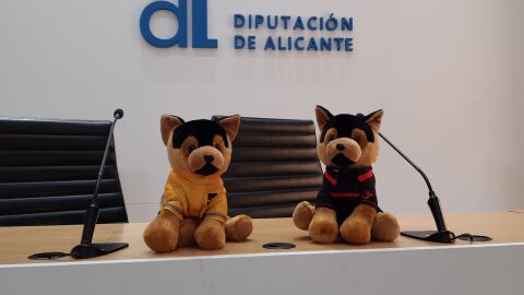 Un perro de peluche que es &quot;un bombero más&quot; del Consorcio de Alicante 