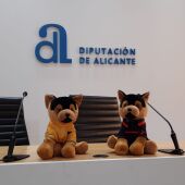 Un perro de peluche que es "un bombero más" del Consorcio de Alicante 