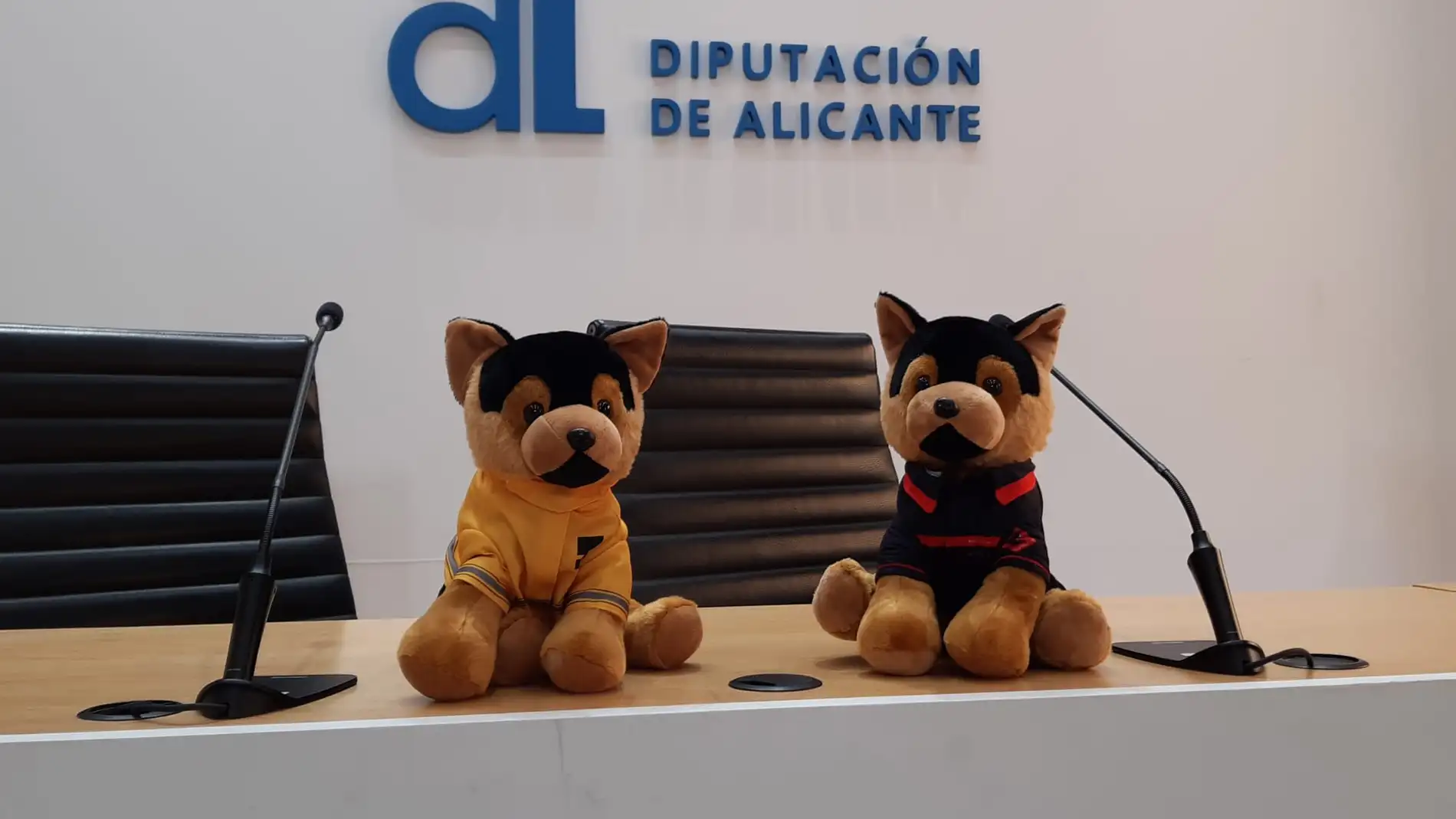 Un perro de peluche que es "un bombero más" del Consorcio de Alicante 