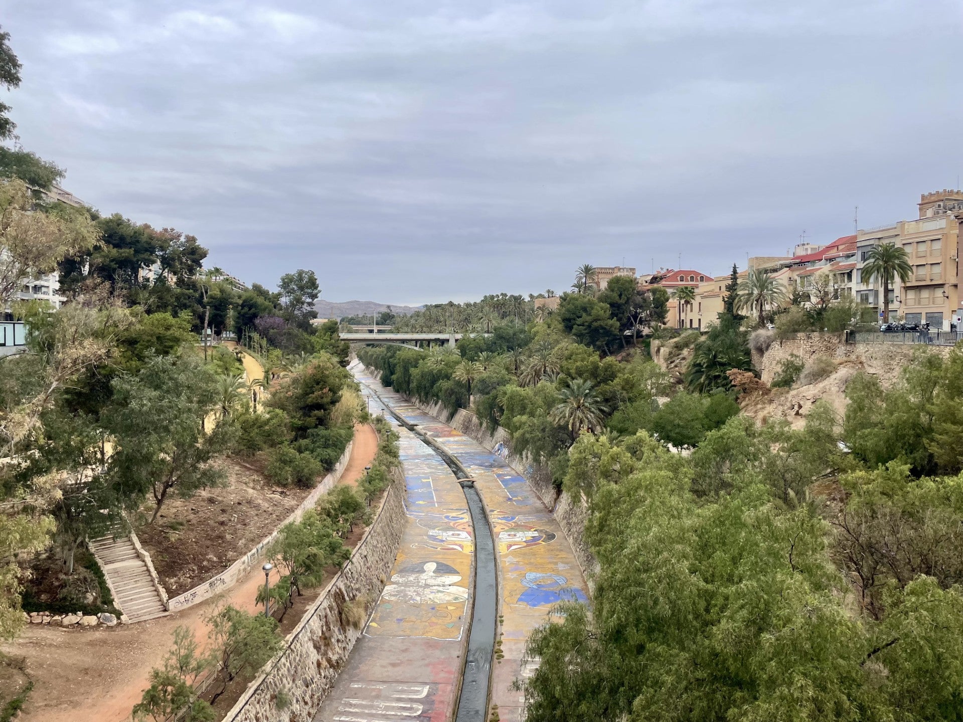 Los claros se hacen hueco entre las nubes en Elche, Crevillent y Santa Pola en un día con riesgo aún de lluvia a partir de mediodía Los claros se hacen hueco entre las nubes en Elche, Crevillent y Santa Pola en un día con riesgo aún de lluvia a partir de mediodía