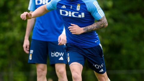 30-4-2024 Mario Hernandez, jugador del Real Oviedo, inici&oacute; el trabao con los compa&ntilde;eros, tras su lesi&oacute;n de ligamento