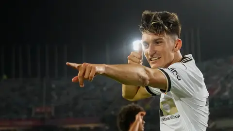 La derrota ante el Barcelona no descuelga al Valencia en la lucha por Europa La derrota ante el Barcelona no descuelga al Valencia en la lucha por Europa