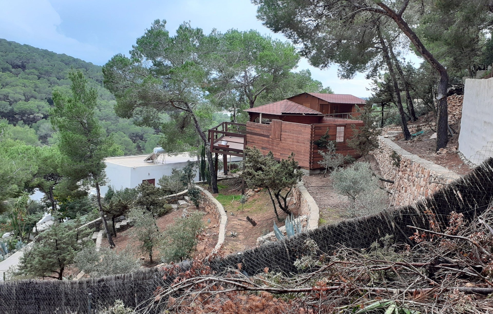 El Consell de Ibiza ordena demoler dos viviendas de madera en Ses Salines y les impone una multa de 270.000 euros El Consell de Ibiza ordena demoler dos viviendas de madera en Ses Salines y les impone una multa de 270.000 euros