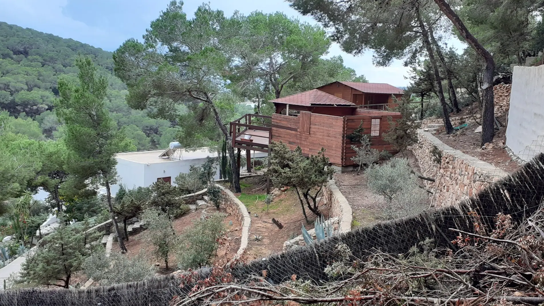El Consell de Ibiza ordena demoler dos viviendas de madera en Ses Salines y les impone una multa de 270.000 euros