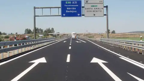 Carretera extremeña - Imagen de archivo Carretera extremeña - Imagen de archivo