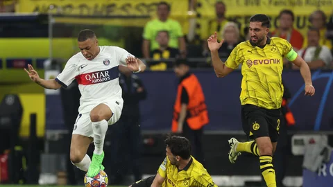 Hummels roba un baln a Mbapp durante el Dortmund - PSG