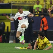 Hummels roba un balón a Mbappé durante el Dortmund - PSG