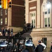  Oficiales de policía de la ciudad de Nueva York usan una rampa en un vehículo blindado para ingresar al Hamilton Hall en la Universidad de Columbia