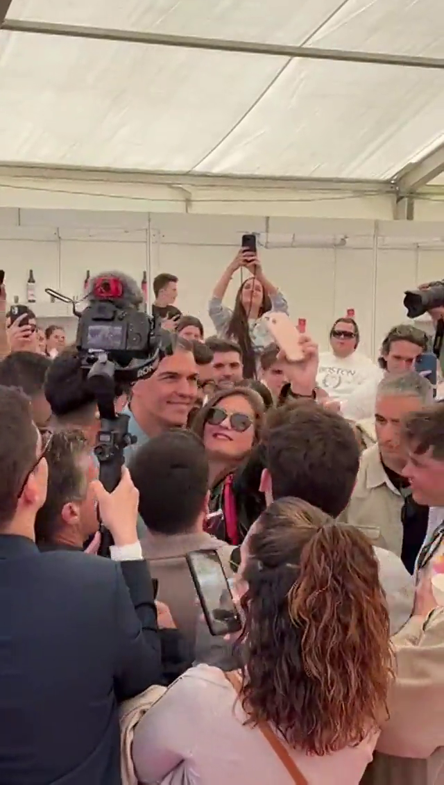 Pedro Sánchez reaparece aclamado por los suyos en la caseta de la feria de abril de Barcelona Pedro Sánchez reaparece aclamado por los suyos en la caseta de la feria de abril de Barcelona