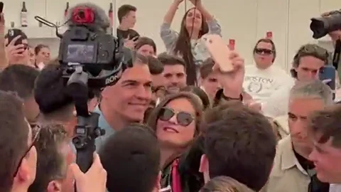 Pedro Sánchez reaparece aclamado por los suyos en la caseta de la feria de abril de Barcelona