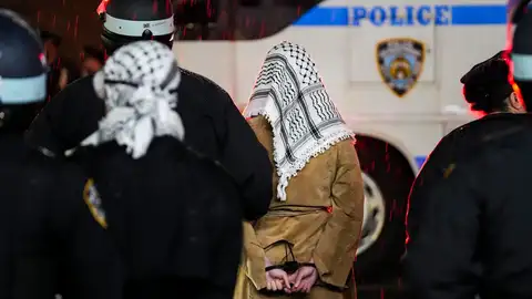 La Policía custodia a algunos de los arrestados La Policía custodia a algunos de los arrestados/ EFE/EPA/STEPHANI SPINDEL