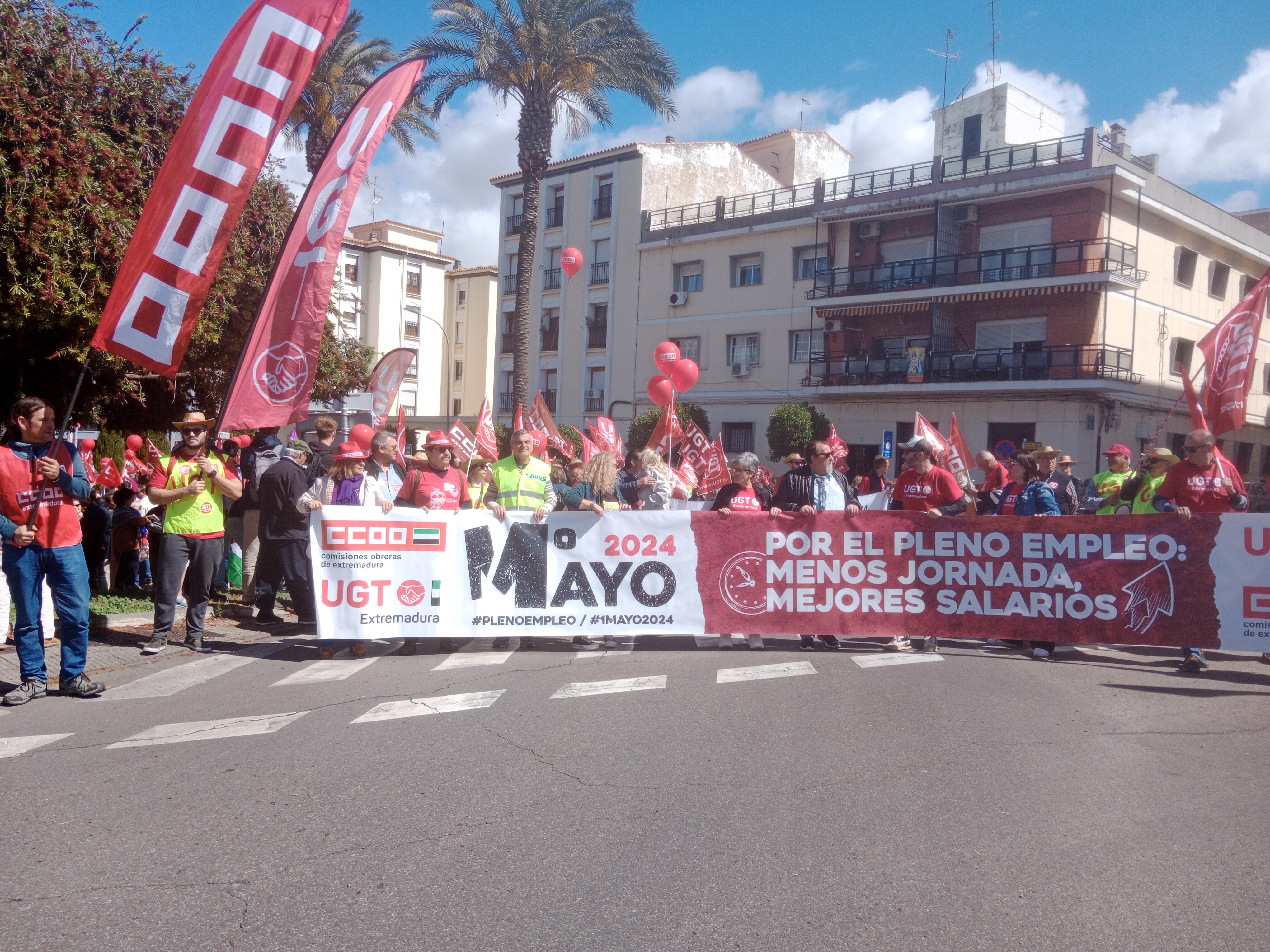 Varios centenares de personas reivindican por las calles de Mérida "pleno empleo, menos jornada, mejores salarios y más democracia" Varios centenares de personas reivindican por las calles de Mérida "pleno empleo, menos jornada, mejores salarios y más democracia"