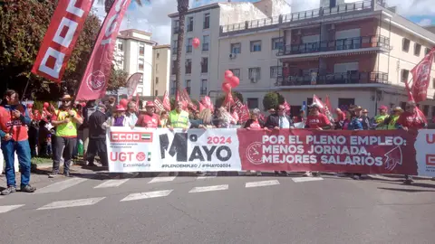 Varios centenares de personas reivindican por las calles de Mérida pleno empleo, menos jornada, mejores salarios y más democracia Varios centenares de personas reivindican por las calles de Mérida pleno empleo, menos jornada, mejores salarios y más democracia