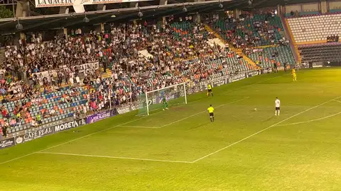 Lanzamiento de un penalti por parte del Salamanca UDS Lanzamiento de un penalti por parte del Salamanca UDS