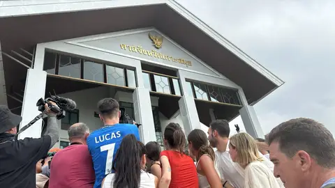 La prensa espera a la salida de los asistentes al juicio contra Daniel Sancho en Tailandia La prensa espera a la salida de los asistentes al juicio contra Daniel Sancho en Tailandia