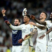 Nacho, Bellingham, Joselu, Rudiger y Vinicius celebran la victoria del Madrid en el Clásico