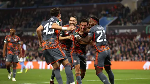 Los jugadores de Olympiacos celebran la victoria ante el Aston Villa en las semifinales de la Conference League Los jugadores de Olympiacos celebran la victoria ante el Aston Villa en las semifinales de la Conference League