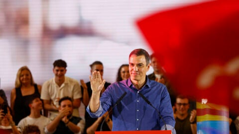 El presidente del Gobierno, Pedro S&aacute;nchez, interviene en un acto de campa&ntilde;a del candidato del Partido Socialista Catal&aacute;n, Salvador Illa, en Sant Boi (Barcelona)
