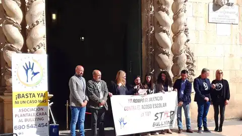 Salud Alarcón lee el manifiesto contra el acoso escolar Salud Alarcón lee el manifiesto contra el acoso escolar