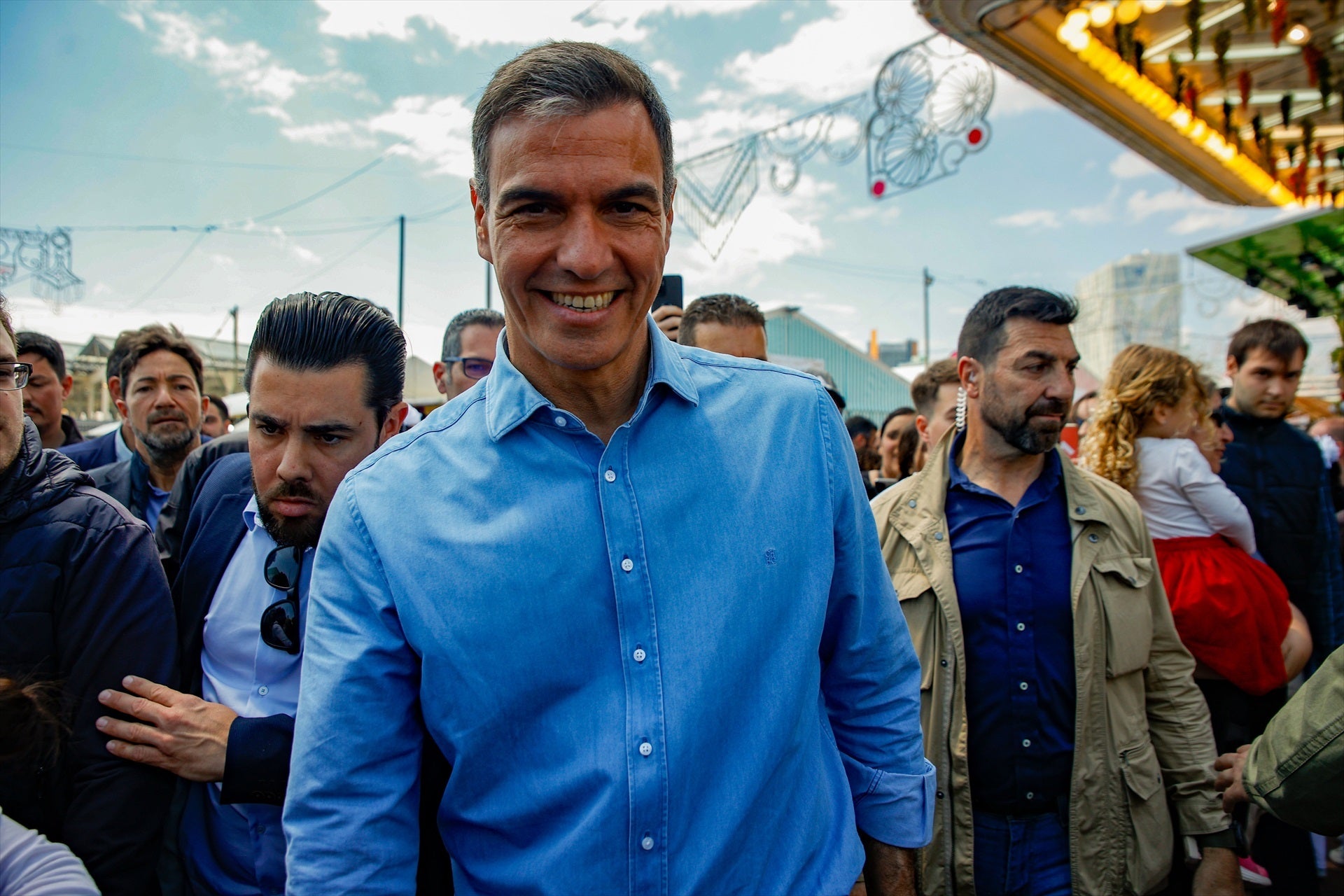 Sánchez agradece a la militancia "la preocupación por mi familia y por mí" y les insta a defender la democracia Sánchez agradece a la militancia "la preocupación por mi familia y por mí" y les insta a defender la democracia