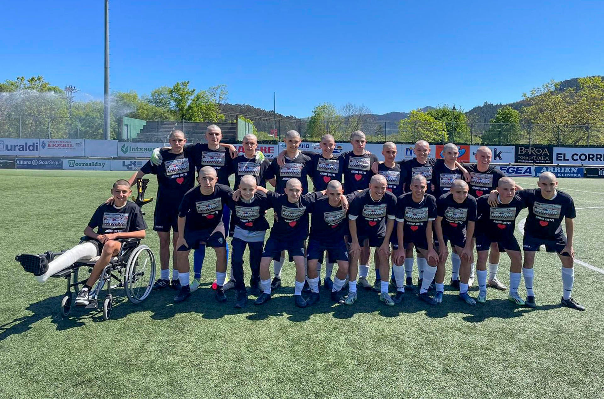 Un grupo de futbolistas adolescentes del SD Gernika se rapa la cabeza en apoyo a un compañero con cáncer Un grupo de futbolistas adolescentes del SD Gernika se rapa la cabeza en apoyo a un compañero con cáncer