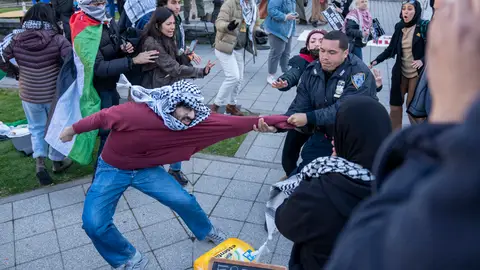 Un estudiante se resiste a un miembro de la policía en una protesta universitaria propalestina este jueves, en la Ciudad Universitaria de Nueva York (EE.UU.) Un estudiante se resiste a un miembro de la policía en una protesta universitaria propalestina este jueves, en la Ciudad Universitaria de Nueva York (EE.UU.)/ EFE/ Ángel Colmenares