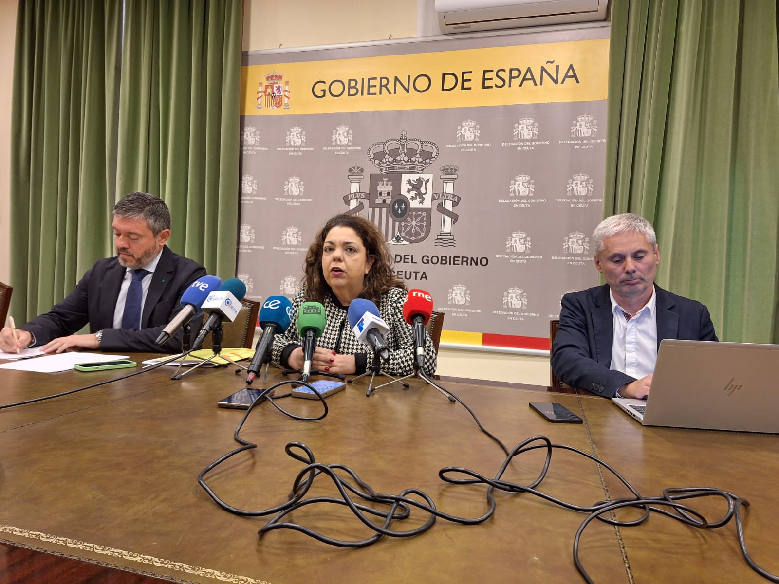 Controlado en Ceuta el vertido de fuel en el Muelle Alfau Controlado en Ceuta el vertido de fuel en el Muelle Alfau