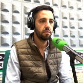 Benjamín Ruiz, de Clínicas Beiman, en los estudios de Onda Cero Sevilla.