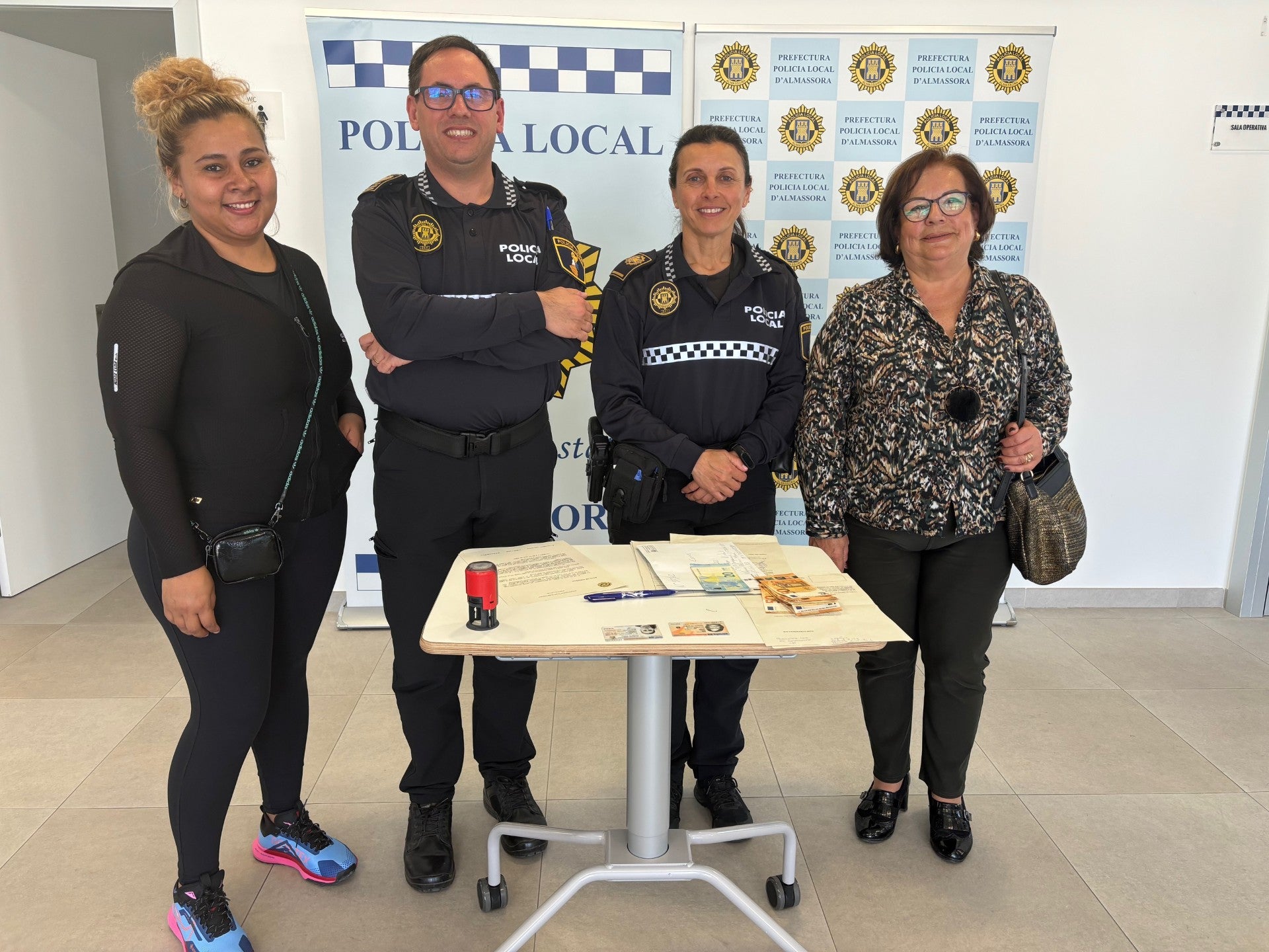 La Policía de Almassora entrega a dos vecinas los 600 € que se encontraron en la calle hace dos años La Policía de Almassora entrega a dos vecinas los 600 € que se encontraron en la calle hace dos años