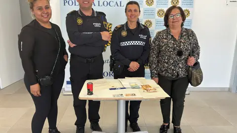 La Policía de Almassora entrega a dos vecinas los 600 € que se encontraron en la calle hace dos años La Policía de Almassora entrega a dos vecinas los 600 € que se encontraron en la calle hace dos años