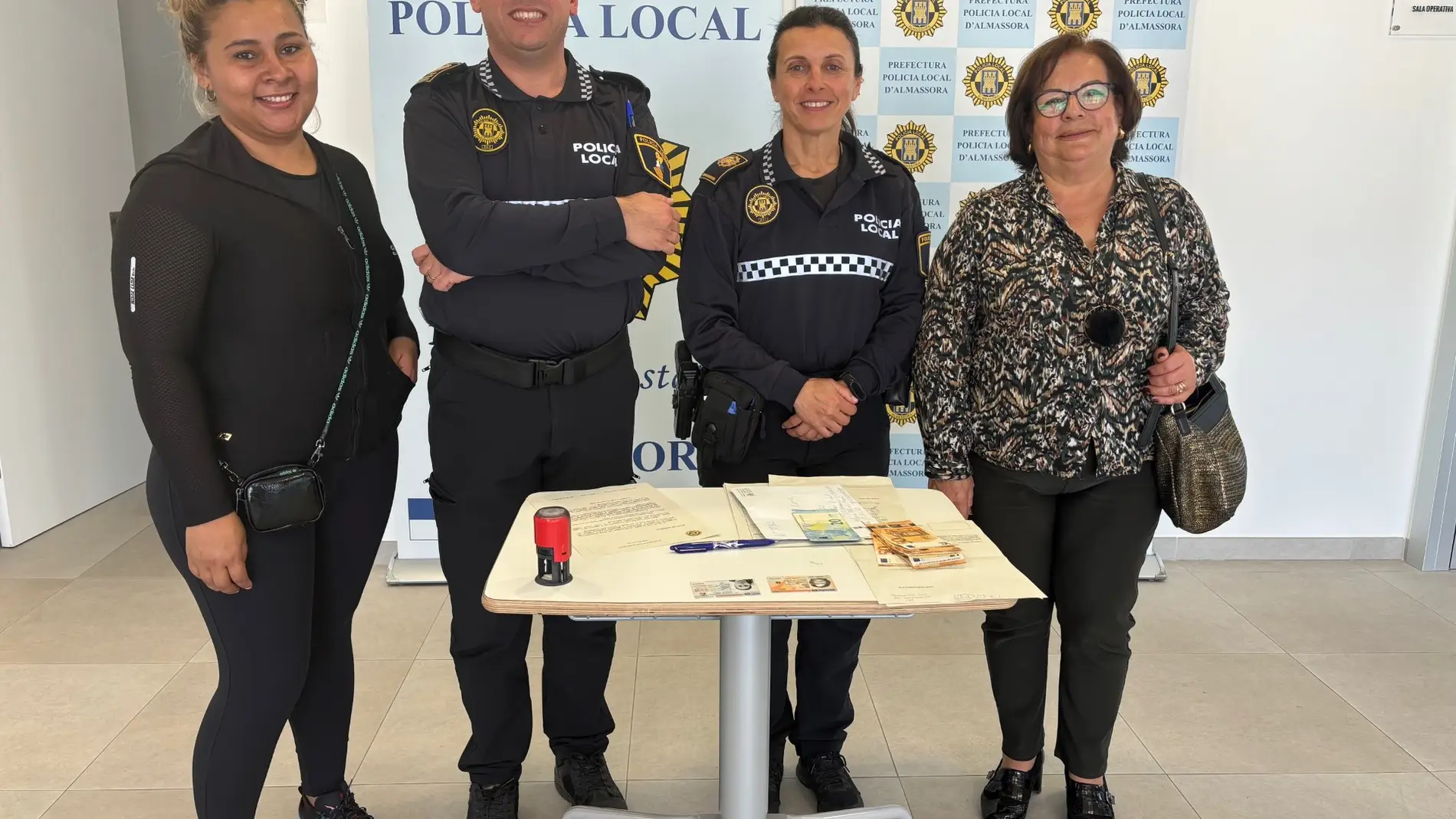 La Policía de Almassora entrega a dos vecinas los 600 € que se encontraron en la calle hace dos años La Policía de Almassora entrega a dos vecinas los 600 € que se encontraron en la calle hace dos años