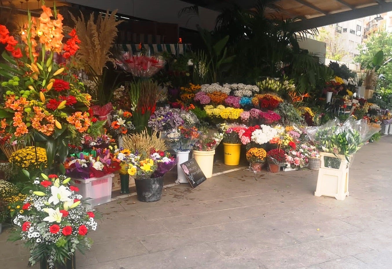 El Mercado Central de Alicante abre sus puestos de flores el domingo El Mercado Central de Alicante abre sus puestos de flores el domingo