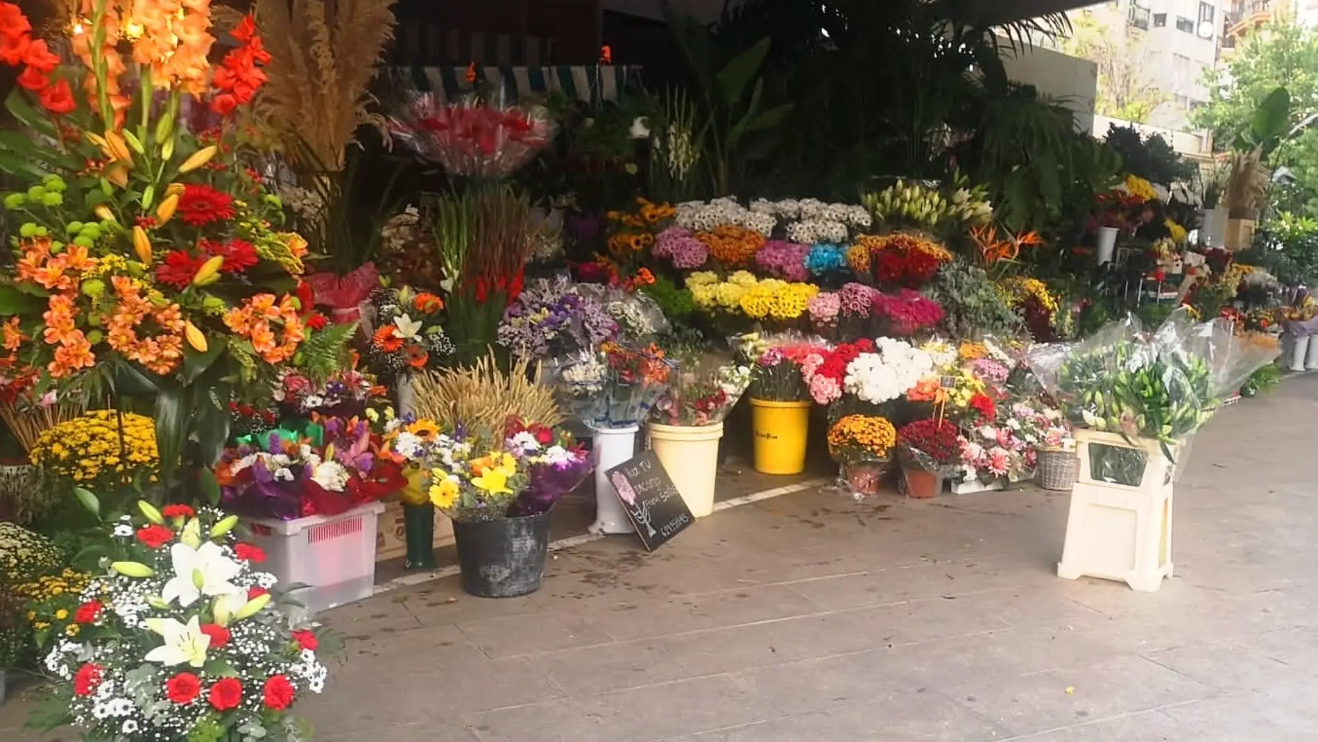 Los puestos de flores del Mercado Central abre el domingo