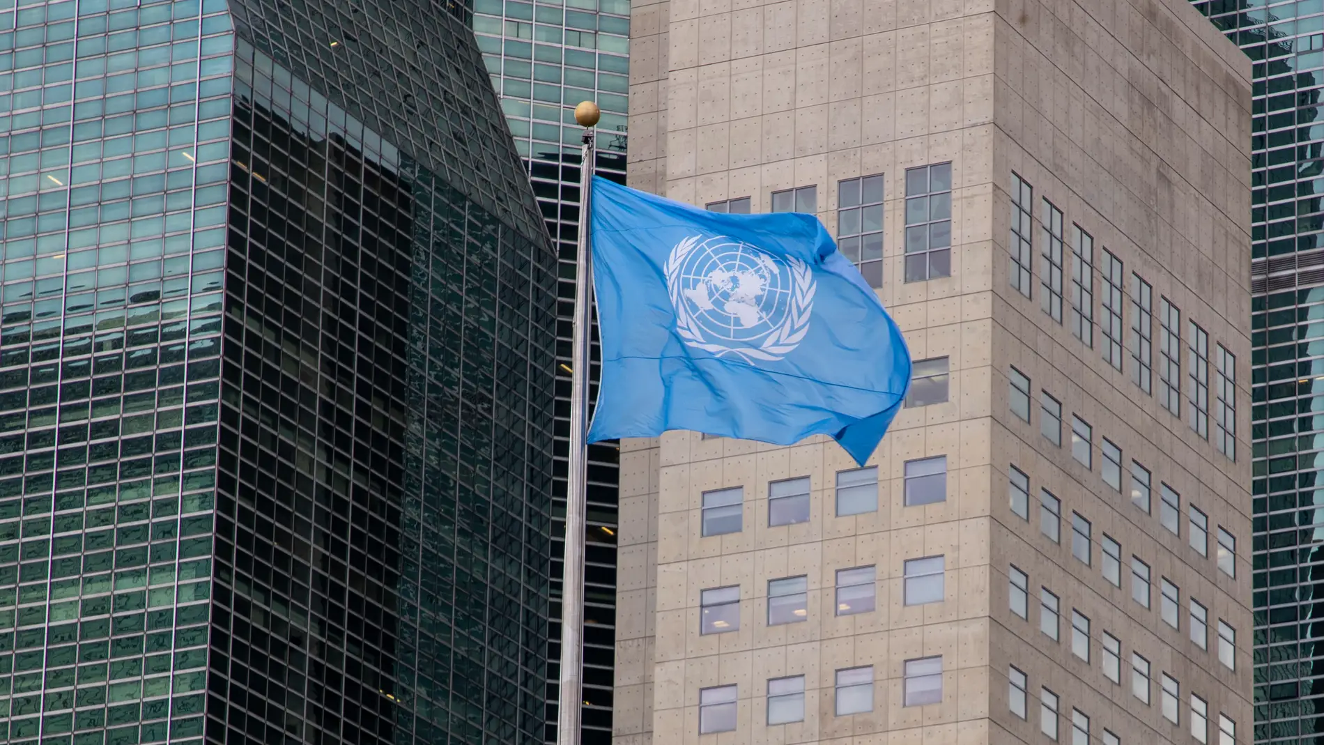 Bandera de Naciones Unidas en la sede de la ONU en Nueva York
