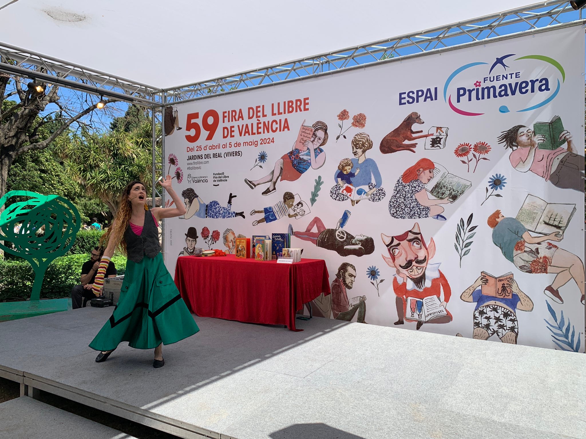 Ambiente, libreros y recomendaciones ¡Qué vivan los libros! Ambiente, libreros y recomendaciones ¡Qué vivan los libros!