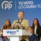 El candidato del PP a la Generalitat, Alejandro Fernández, interviene en un mitin.