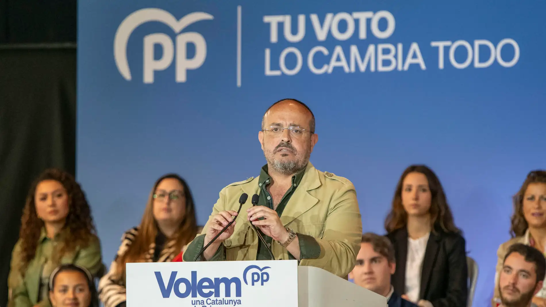 El candidato del PP a la Generalitat, Alejandro Fernández, interviene en un mitin.