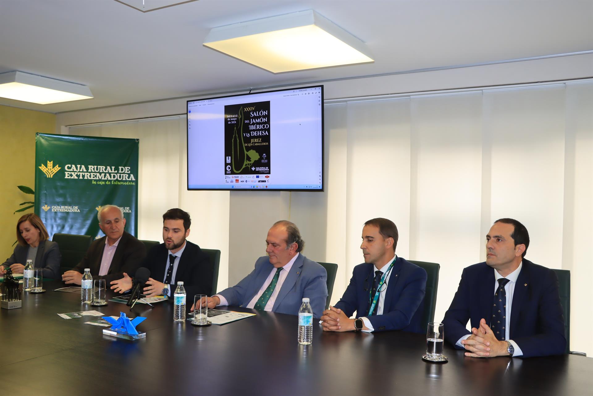 El Salón del Jamón de Jerez de los Caballeros será del 9 al 12 de mayo y contará con el patrocinio de Caja Rural de Extremadura El Salón del Jamón de Jerez de los Caballeros será del 9 al 12 de mayo y contará con el patrocinio de Caja Rural de Extremadura