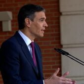 Imagen del presidente del Gobierno, Pedro Sánchez, durante su discurso en el Palacio de La Moncloa