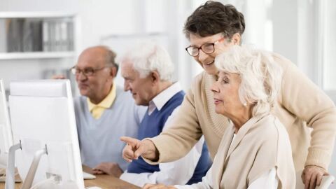 Mayores form&aacute;ndose en tecnolog&iacute;a digital