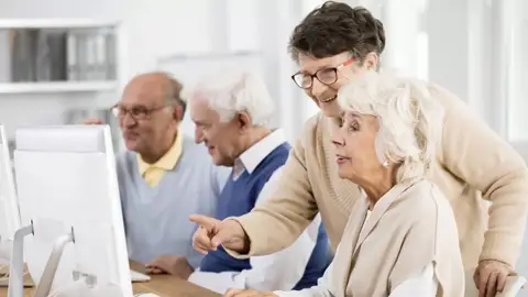 Mayores formándose en tecnología digital Mayores formándose en tecnología digital