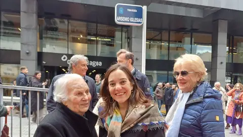 Carmiña, viuda de Arsenio Iglesias, con Inés Rey, alcaldesa de A Coruña Inauguración de la Travesía Arsenio Iglesias