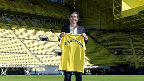 Marcelino en su presentación con el Villarreal CF Marcelino en su presentación con el Villarreal CF