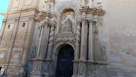 Puerta principal de la basílica de Santa María de Elche. Puerta principal de la basílica de Santa María de Elche.