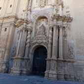 Puerta principal de la basílica de Santa María de Elche. 