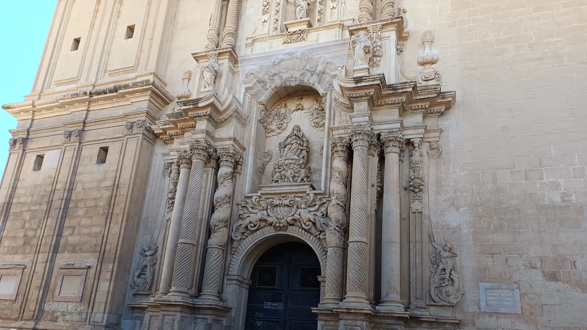 Puerta principal de la basílica de Santa María de Elche. 