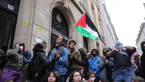 Un manifestante ondea una bandera palestina mientras decenas de estudiantes ocupan el Instituto de Estudios Políticos (Sciences Po Paris) La policía evacúa a los estudiantes de Sciences Po en París y Lyon