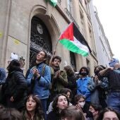 Un manifestante ondea una bandera palestina mientras decenas de estudiantes ocupan el Instituto de Estudios Políticos (Sciences Po Paris)