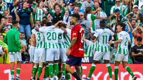 Jugadores béticos celebran un gol ante Osasuna en la primera vuelta. Jugadores béticos celebran un gol ante Osasuna en la primera vuelta.