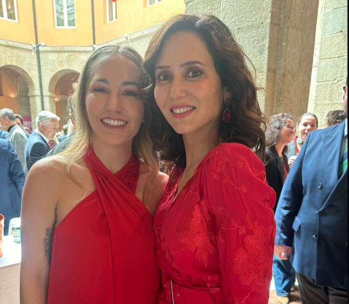 Una líder del PP se cambia de vestido al coincidir con el de Ayuso en el 2 de mayo Una líder del PP se cambia de vestido al coincidir con el de Ayuso en el 2 de mayo